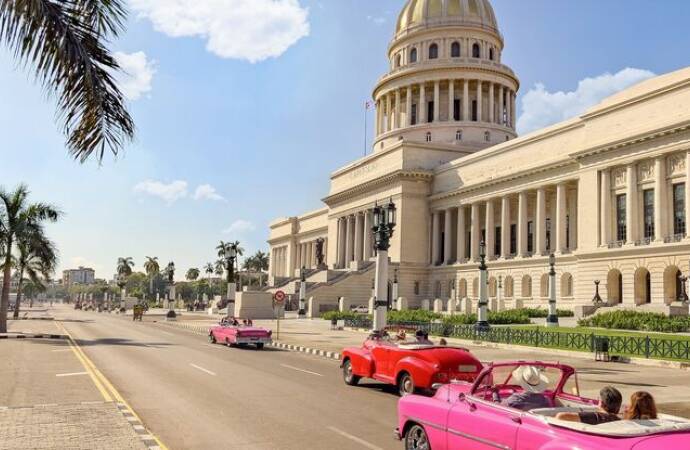 Het land van felgekleurde oldtimers, tabaksvelden en hagelwitte stranden