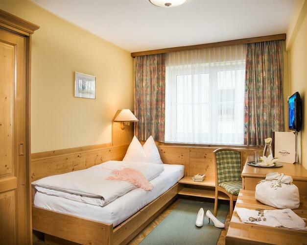 Komfortables Zimmer im Hotel Steindlwirt mit Balkon und sch&ouml;ner Aussicht in Dorfgastein.
